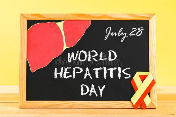 黑板和文本世界肝炎一天.六月28Thailand泰国.红色的黄色的