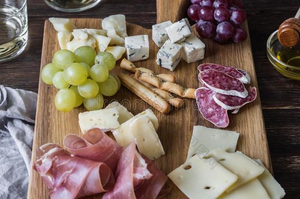 奶酪和肉葡萄酒快餐放置向木材板.多样关于奶酪