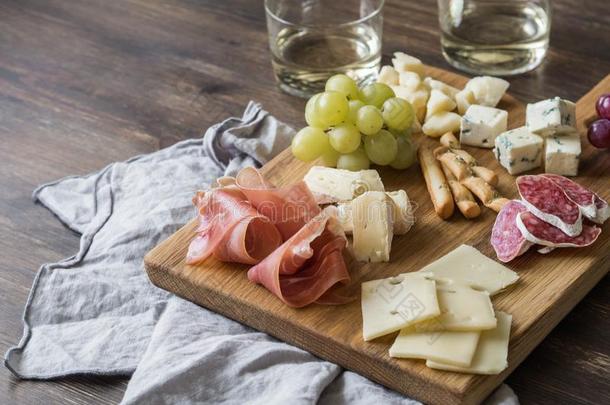 奶酪和肉葡萄酒快餐放置向木材板.多样关于奶酪