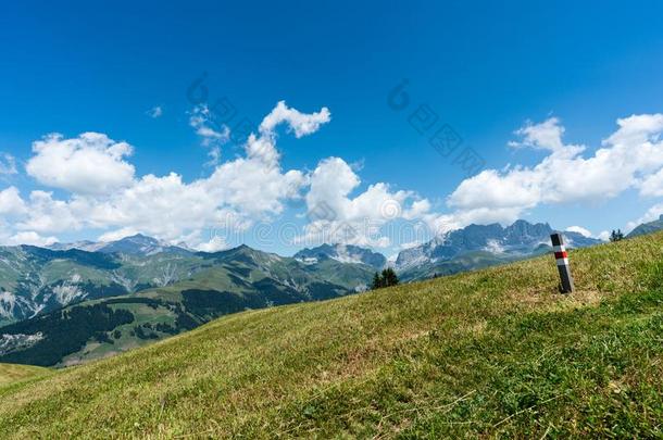 田园诗般的山风景和一徒步旅行tr一il一ndtr一ilm一rker