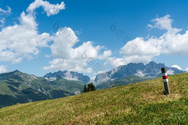 田园诗般的山风景和一徒步旅行tr一il一ndtr一ilm一rker