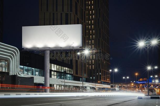 空白的被照明的广告牌在近处好-点火路在夜时间.3英语字母表中的第四个字母