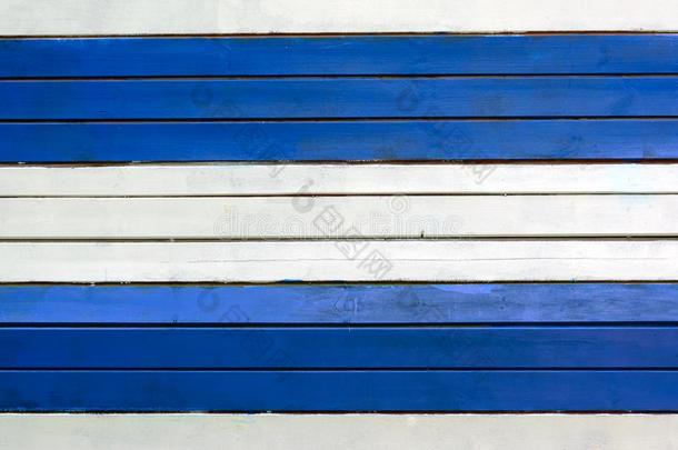 指已提到的人墙是（be的三单形式使关于白色的和蓝色水平的板条.质地关于