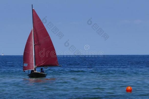 小的<strong>帆船</strong>,一老的<strong>帆船</strong>运动无篷小船和黑暗的红色的船彩车