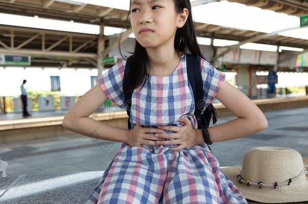 亚洲人女孩受苦从胃痛