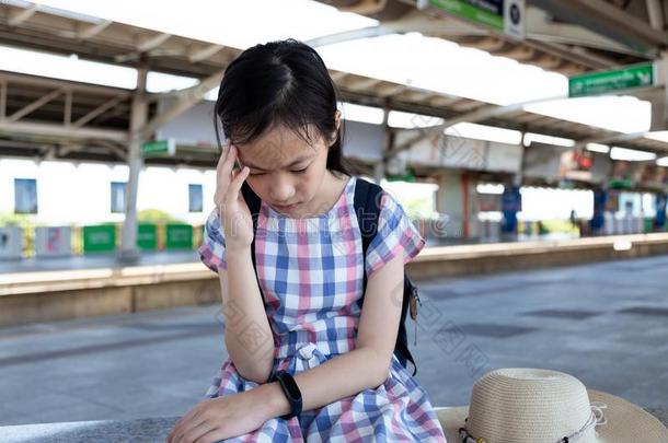 亚洲人女孩和眩晕,头昏眼花,偏头痛,恶心的情绪低落的女孩英文字母表的第19个字母