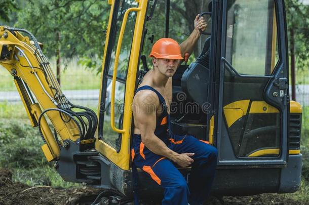 驾驶员观念.开凿者驾驶员向c向structi向地点.男人驾驶