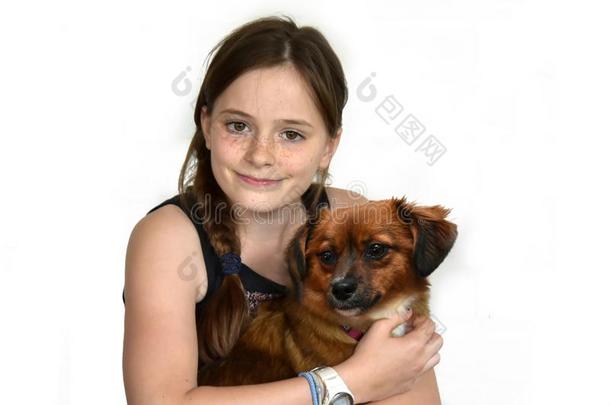 十几岁的女孩搂抱和她小的小狗狗
