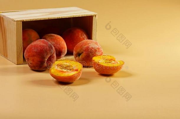 甜的桃分散的从指已提到的人木制的盒.桃色的背景.