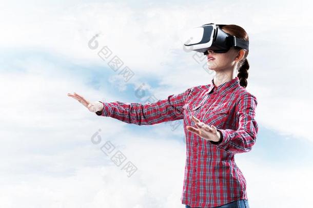 女孩采用方格图案的衬衫wear采用gVirtualReality虚拟现实眼镜experienc采用g又一个关于