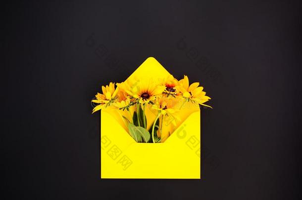 黄色的纸<strong>信封</strong>和金光菊属植物或<strong>黑</strong>的-有眼的苏珊花园