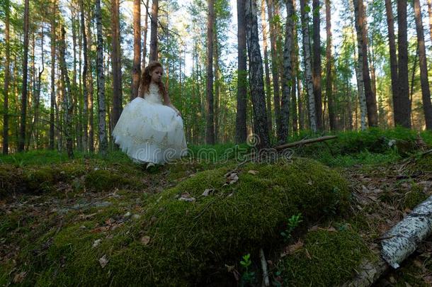 小的女孩步态采用一夏森林采用一衣服