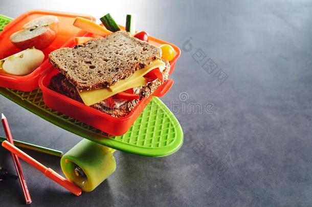 红色的塑料制品小孩学校午餐盒和三明治