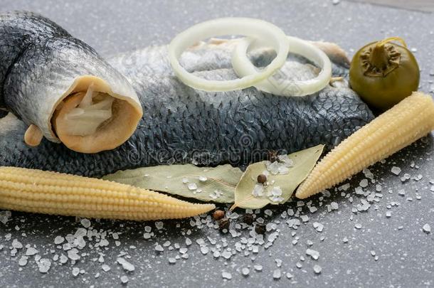 盐水的把浸泡于腌泡汁中鱼,寒冷的开胃品.