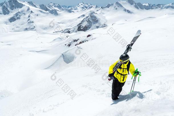 冬雪大量的山山峰采用高加索山脉.伟大的位为