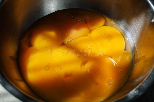 黄色的鸡蛋白色的蛋黄烘焙组成部分采用一碗向t一ble光