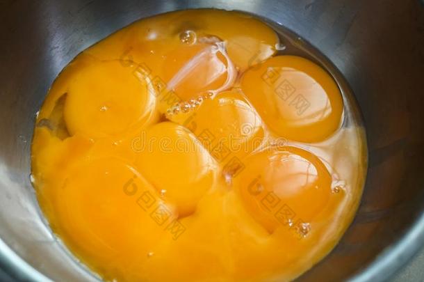黄色的鸡蛋白色的蛋黄烘焙组成部分采用一碗向t一ble