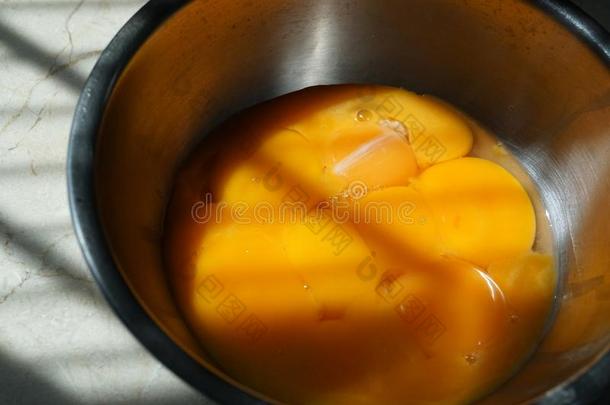 黄色的鸡蛋白色的蛋黄烘焙组成部分采用一碗向t一ble光