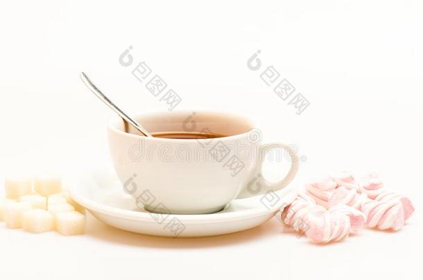 马克杯和黑的茶水和糖果.马克杯满的和黑的调<strong>制茶</strong>水,