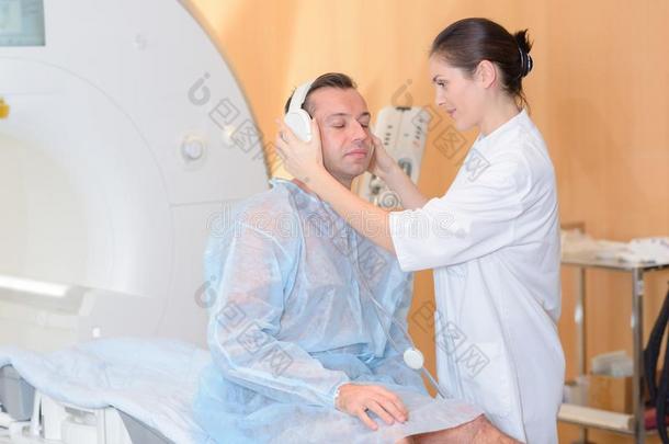 <strong>放射线</strong>学者放置耳机向男人经历mediumrangeinterceptor中程截击机扫描
