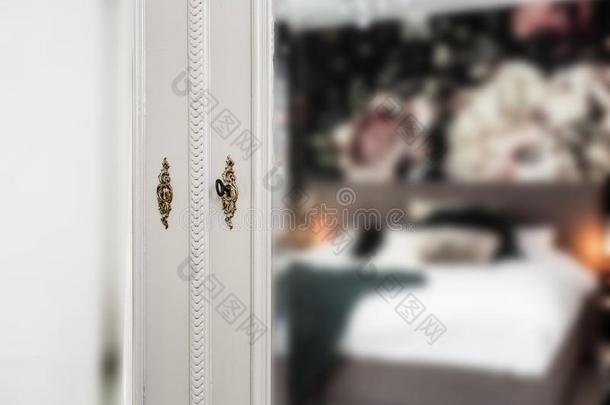 古老的酿酒的镜子向壁橱和金色的锁和钥匙采用床