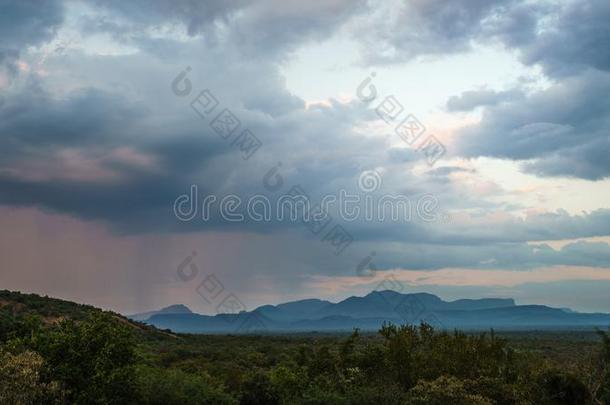 雷电交加的暴风雨越过指已提到的人水利山山采用南方非洲