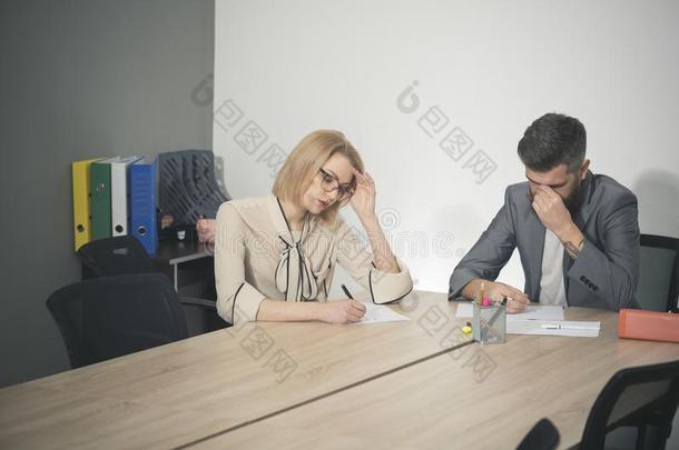 女人和男人使工作同时在书桌.Businesswo男人和商务人员