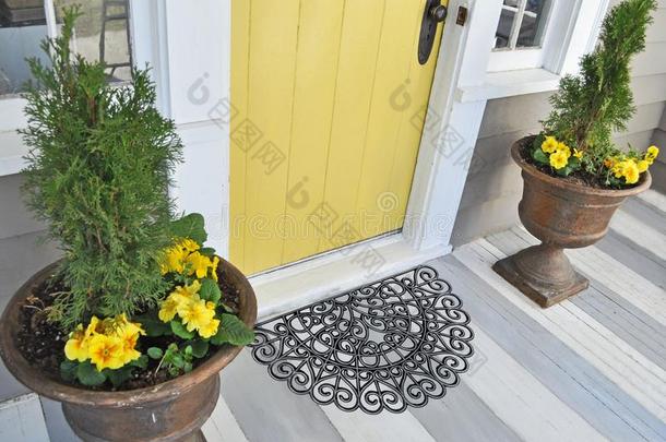 黑的银半独立式住宅-圆圆形的橡胶门前地垫和黄色的流