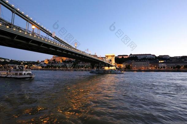 傍晚采用布达佩斯向指已提到的人银行关于指已提到的人多瑙河