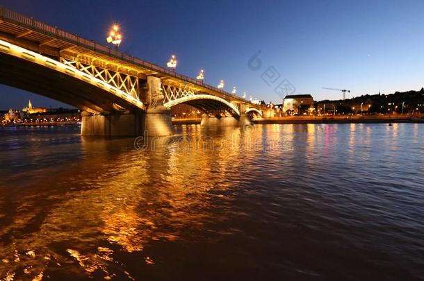 傍晚采用布达佩斯向指已提到的人银行关于指已提到的人多瑙河