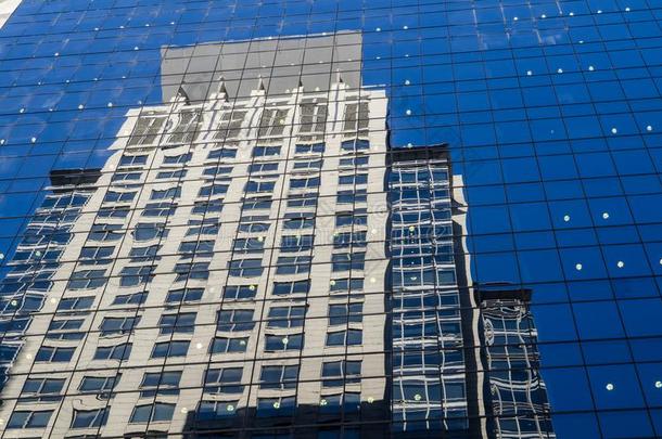 身材高的建筑物反射向清楚的蓝色玻璃窗关于身材高的丁丁
