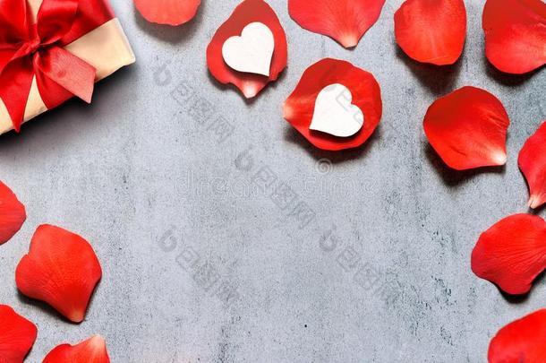 赠品采用手艺纸和心装饰向红色的玫瑰花瓣.Romania罗马尼亚