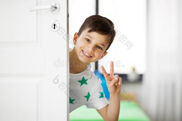 幸福的小的男孩在的后面门在家展映和平