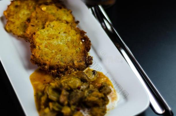 马铃薯烙饼和辛辣的炖,美味的传统的盘,hundred百