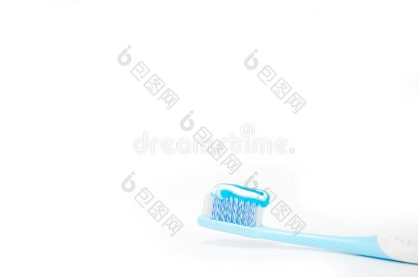 蓝色牙刷和牙膏为早晨使人精神焕发的向白色的