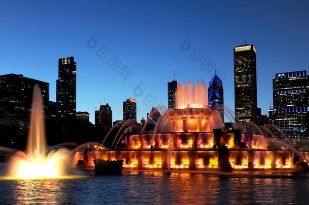 芝加哥`英文字母表的第19个字母白金汉郡人造喷泉点火在上面在黎明.