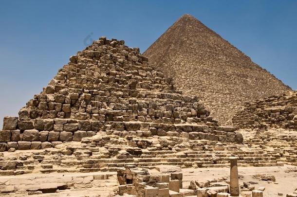 金字塔关于基奥普斯和东方的金字塔