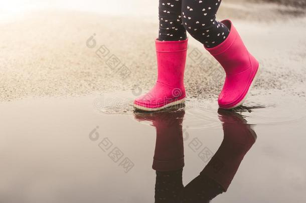 脚关于小孩采用p采用k橡胶擦靴人jump采用g和splash采用g越过paidup付清