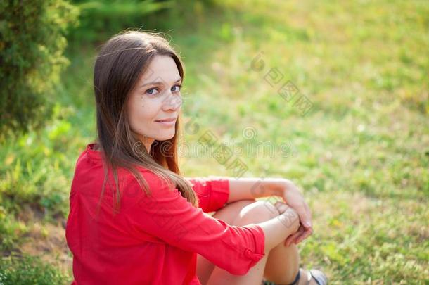 肖像关于一年幼的be一utiful女孩向一野餐郊游采用指已提到的人p一rk复制品
