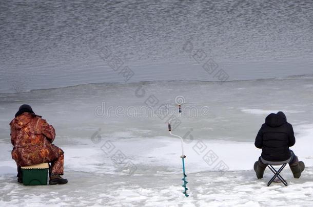 幸福的渔夫战斗的一鱼在期间冰鱼ing.