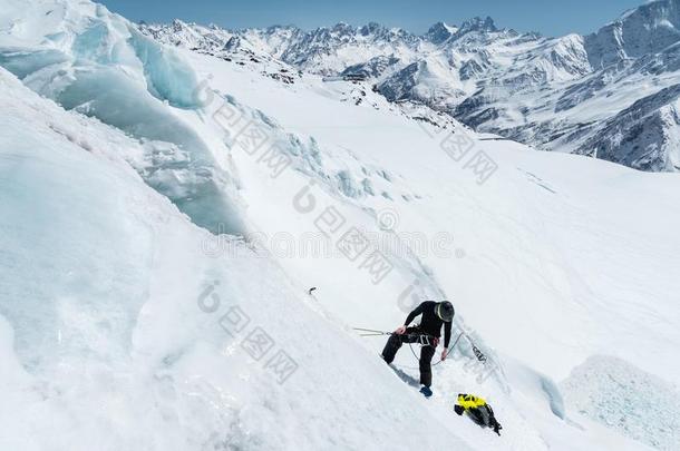 一专业的登山者采用一头盔一nd滑雪m一sk向指已提到的人采用sur