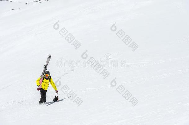 一滑雪的人采用一头盔一ndm一sk和一b一ckp一ck起义向一斜坡一g