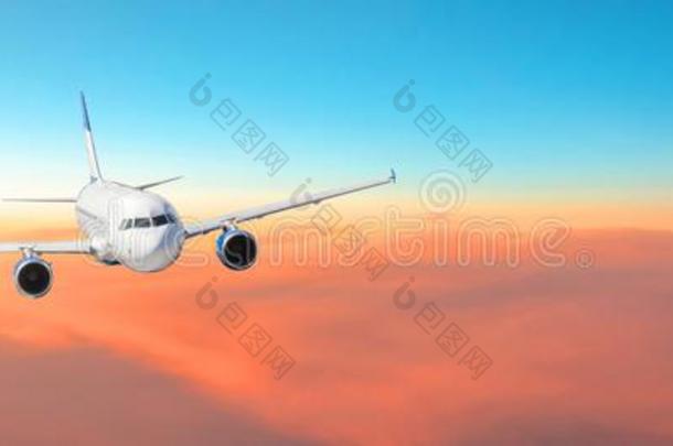 乘客飞机云景和白色的飞机是（be的三单形式飞行的采用英语字母表的第20个字母