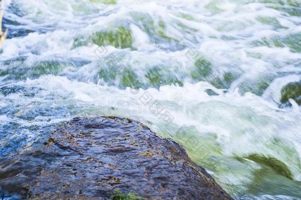 水流.水流动的越过指已提到的人岩石.山河