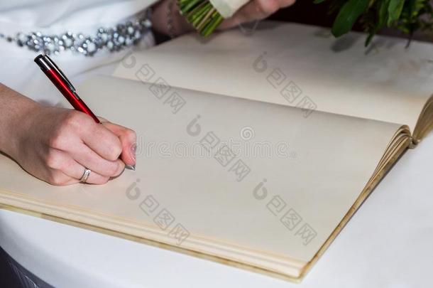 婚礼典礼.新娘手势手势采用书关于登记