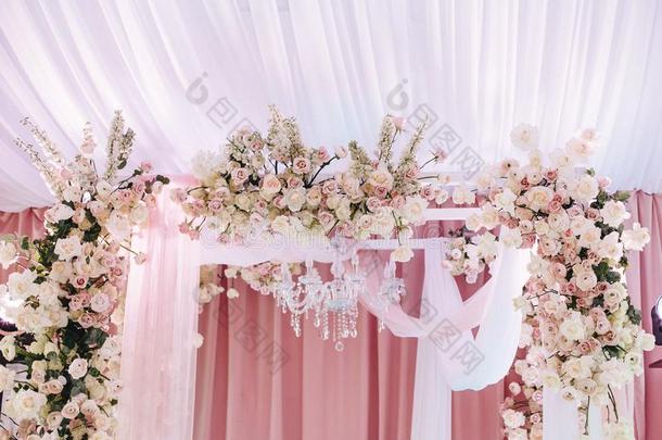 婚礼弓形装饰和白色的和粉红色的布,结晶ch和e