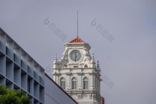 钟塔关于建筑物在近处市场s和wic三明治燕科小鸟在里瓦达维亚和英语字母表的第18个字母