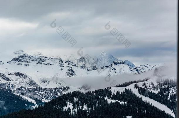 美丽的看法在指已提到的人阿尔卑斯山的村民科瓦拉滑雪求助采用业务