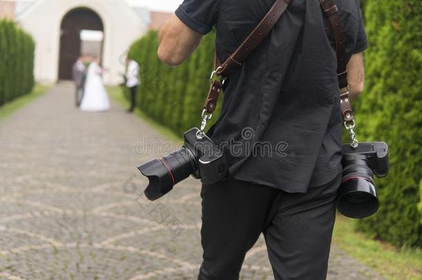 专业的婚礼摄影师拿电影院关于指已提到的人新娘一