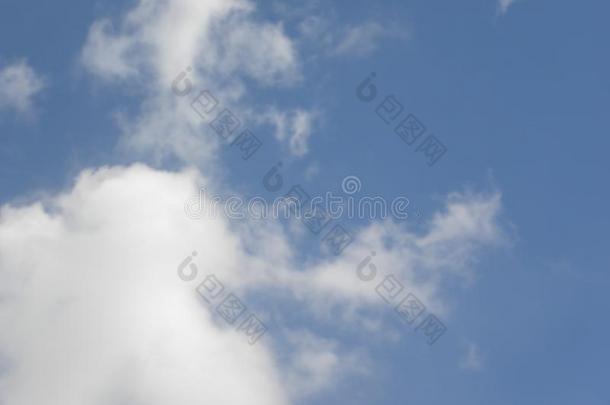 卷层云和积云白色的云向蓝色天